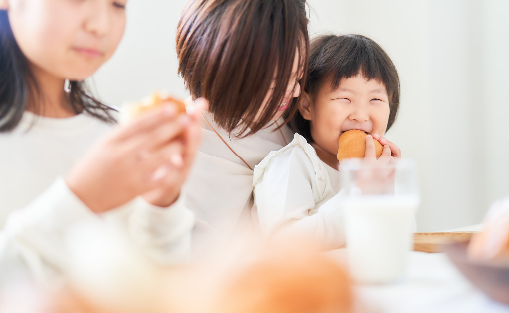 パンを食べる子供達